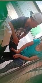 Background nonton video viral Bocil Kebelet Ewe Di Teras Tetangga Viral