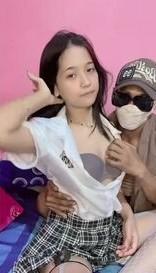 Background nonton video viral Bocil SMP Cantik Di Omekin Kakek Baik Banget