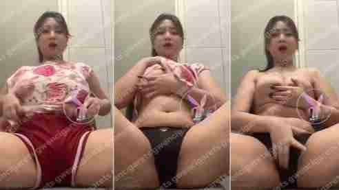 Abg Cantik Pamer Tubuh Sambil Omek Di Wc